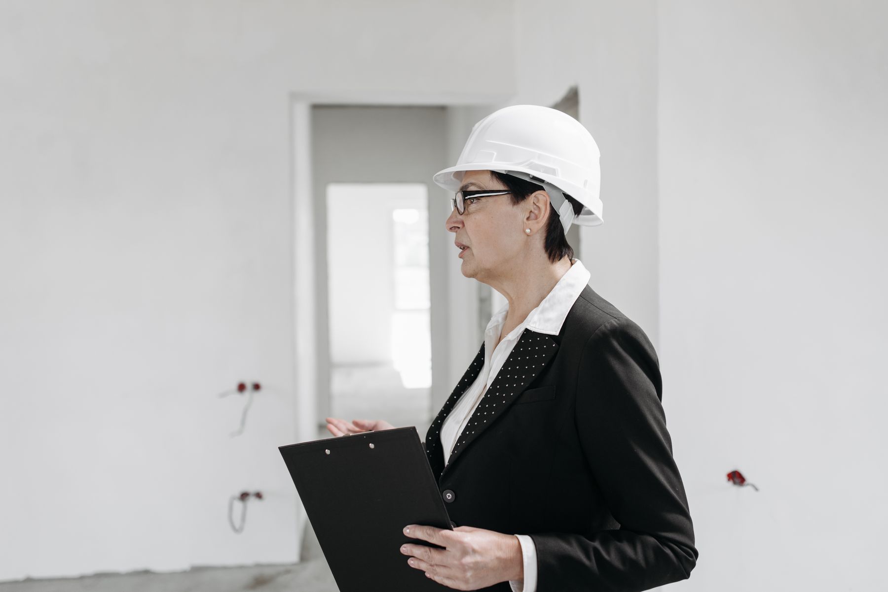 Retrato ilustrativo de profesional con casco y carpeta
